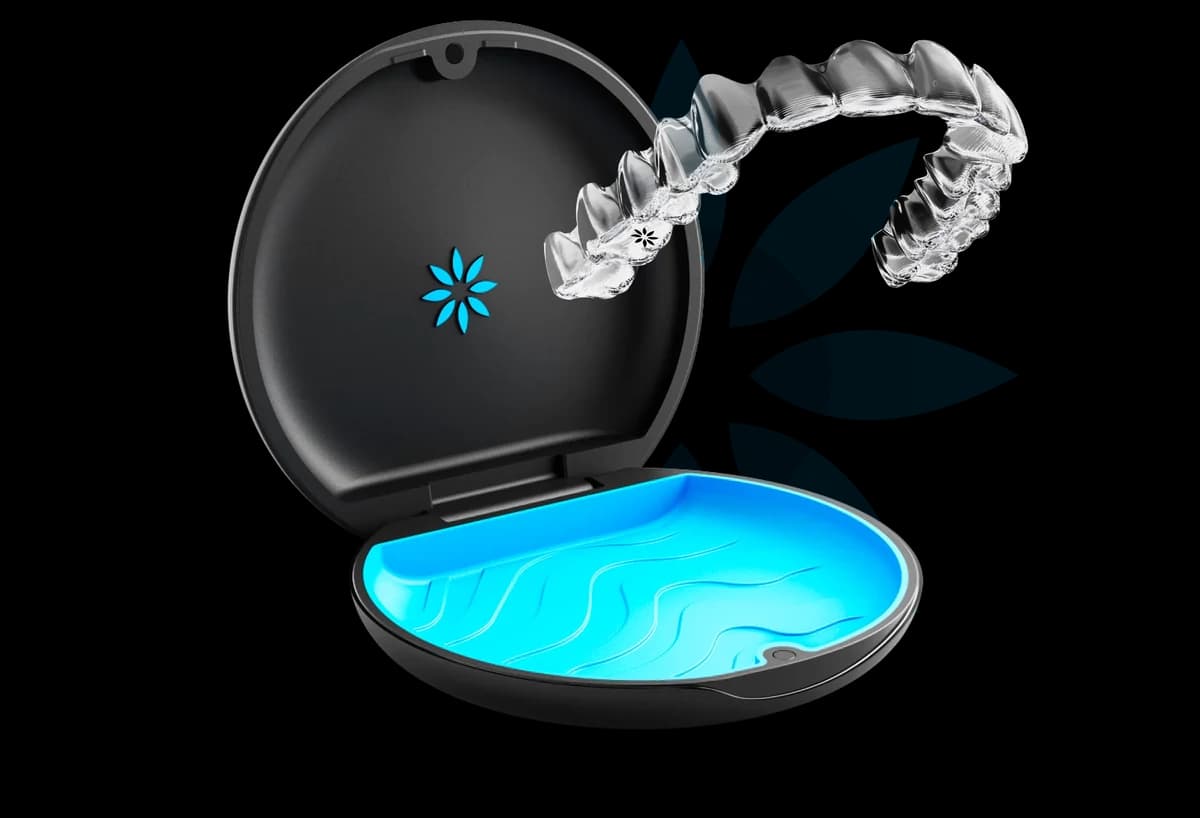 Прозрачен алайнер Invisalign в кутия