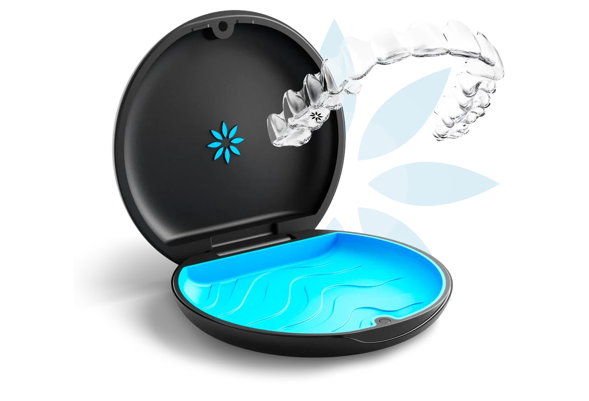 Прозрачен алайнер Invisalign и кутия за съхранение